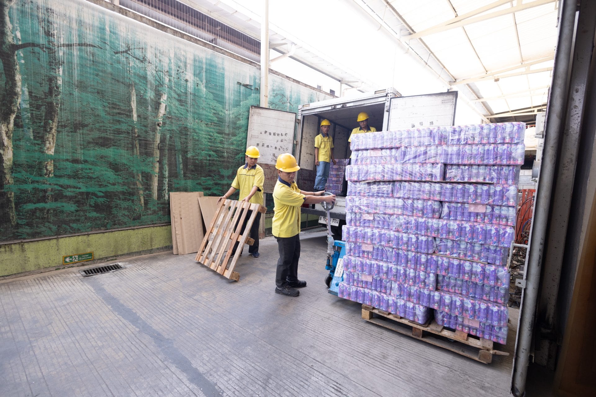 Tim gudang menyiapkan palet produk
